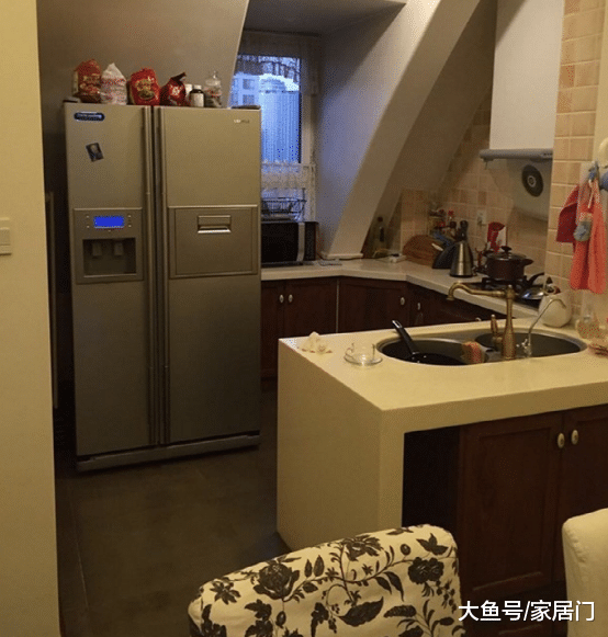 杨雪现实的家曝光，客厅沙发摆满儿女的玩偶，装修很是奢华