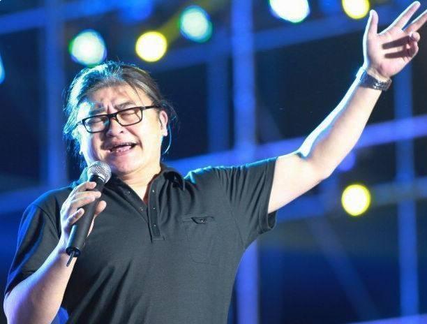 带你看看刘欢住的豪宅，房子装修布置很气派，不愧是音乐界一哥