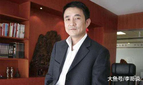 地产大亨归案，公司负债近700亿，父亲去世不敢回，花上亿泡女星