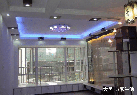 装修不要再做石膏吊顶了，未来都流行装这种，好看还省不少钱