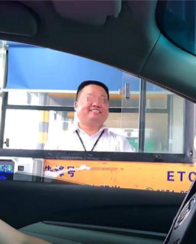 “收费员职业假笑”？当事人已报警：认为拍摄者侵犯个人肖像权！