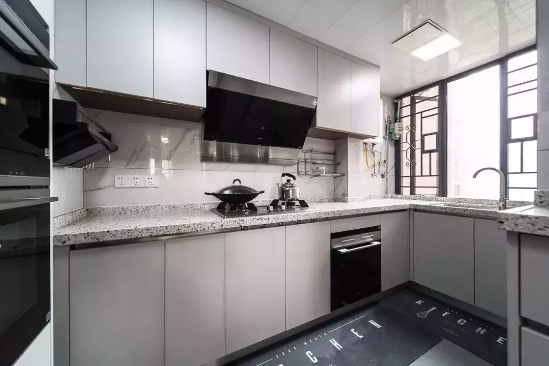 小戶型廚房面積不大，更是要注意把燈光給布置好