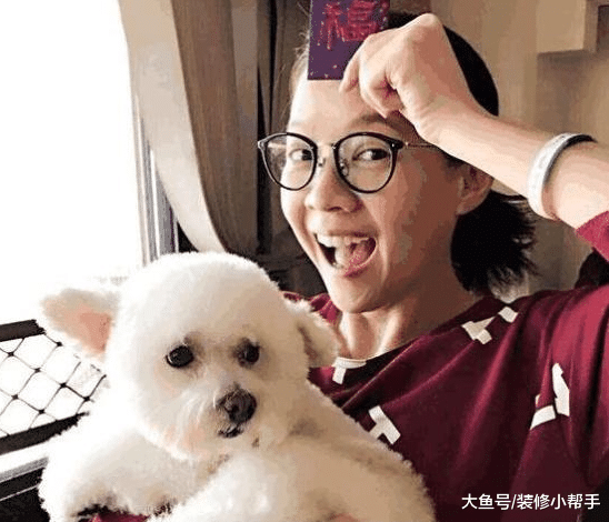 曾宝仪在国外的豪宅，房子远离市区，周边环境十分宜人