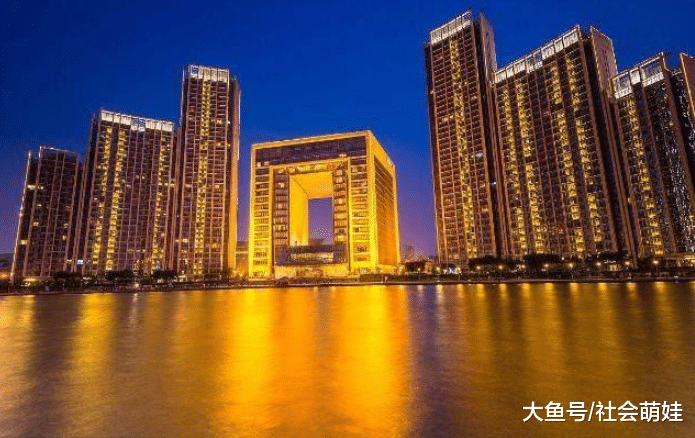 现在想买套房子，可是感觉房价快要跌似的，有点纠结应该怎么办？