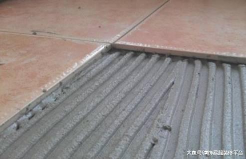 现在很多人家贴瓷砖不用水泥了，用这种材料美观又实用