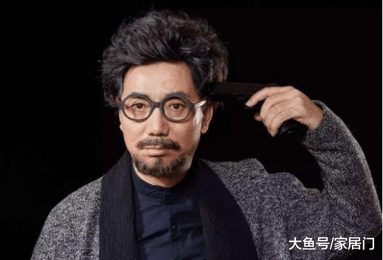 蔡明晒出现实的豪宅，衣帽间设计成开放式，挂满了潮牌衣服