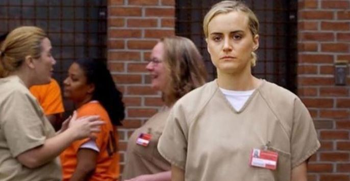 英男子以女性角色生活2年，被抓进女子监狱，结果4名女犯遭到侵犯