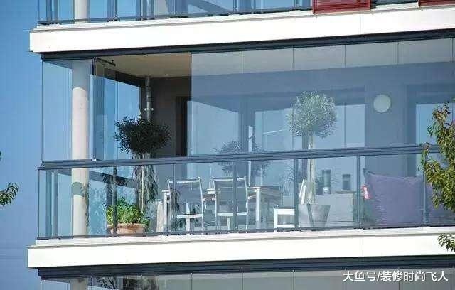 封阳台不要用铝合金窗了，有钱人都懂用这种代替，不得不夸聪明
