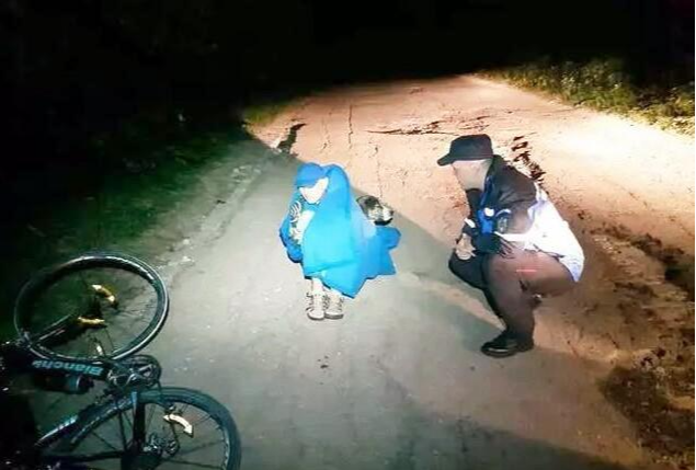 小哥騎行途中受傷被困野外，夜幕降臨時，流浪狗的出現救了他一命