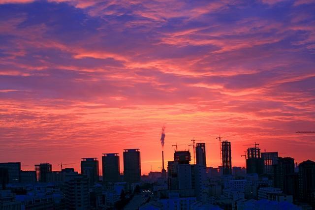 开发商着急回笼资金, 炒房客抓紧时间变现, 纸面财富只是假象