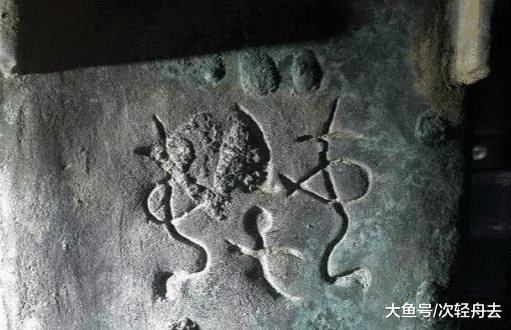 ＂铸造于三千年前，放大3.14倍后，底座发现竟刻有“中国”二字＂