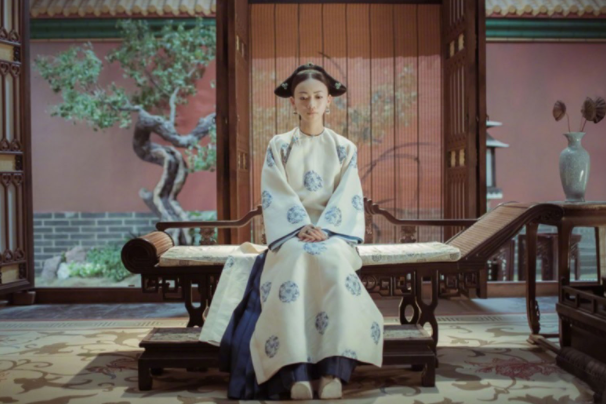 特别是皇家出生的人，他们为了展示出皇家的气势，都会由下人们低着头弯下腰搀扶着！