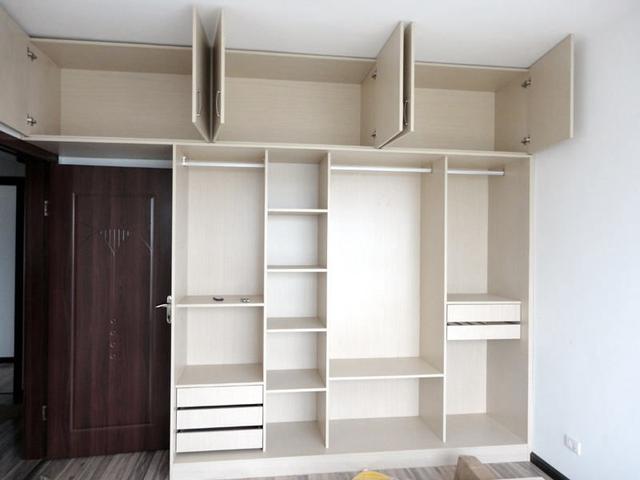 做好卧室衣柜收纳分区规划，衣柜容量变大，再多衣服都能装下