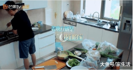 带你参观程莉莎住的豪宅，客厅沙发和背景墙超好看，装修很豪华