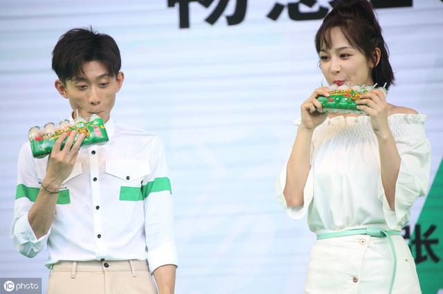 张一山去杨紫饭店吃完就走，服务员：习惯了，网友：一家人提啥钱