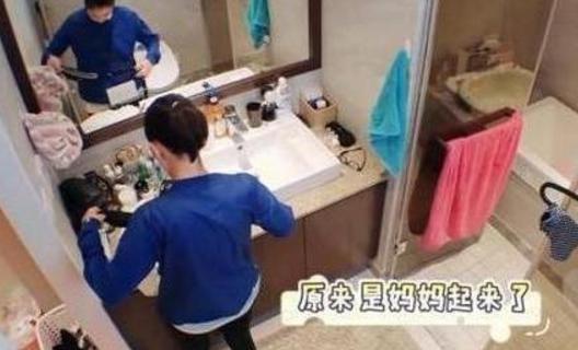 帶你看看賈靜雯住的豪宅，走廊上都掛滿衣服，家里顯得非常凌亂