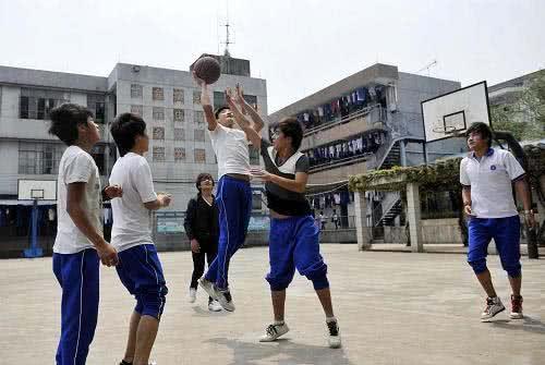 男生球场打篮球，这3个坏习惯女生非常“嫌弃”，很有可能被孤立