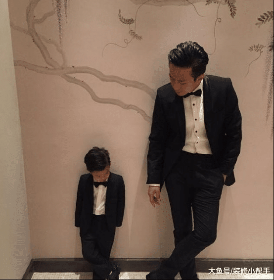 参观邓超现实的豪宅，光是看这个大门设计，就知道不是一般人的家