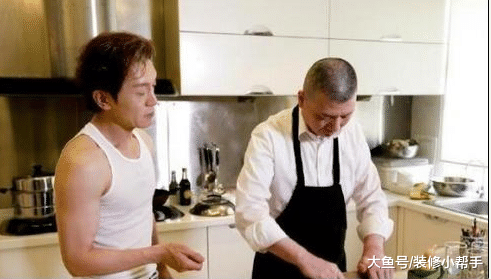 看看冯小刚现实的豪宅，面积十分大，家里挂着很多名画