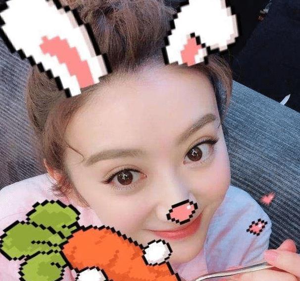 景甜直播吃宵夜，却被碗里的菜打脸，网友：这样装真的不累吗？