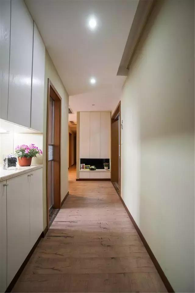 现代三居室装修，时尚温馨还带点小浪漫，阳台做衣帽间也挺好