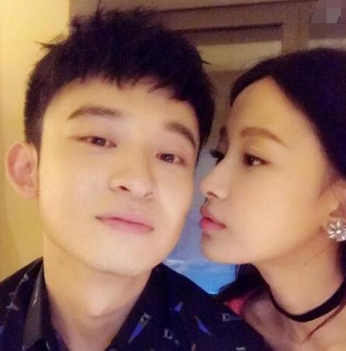 带你参观孙怡的豪宅，床上还放着不少零食，夫妻俩还像个大小孩