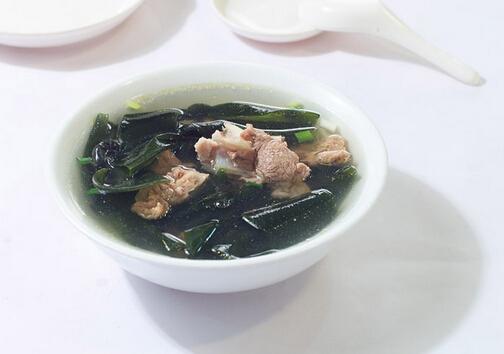 海帶燉排骨湯，老人小孩都愛吃，隔壁小孩都饞哭了