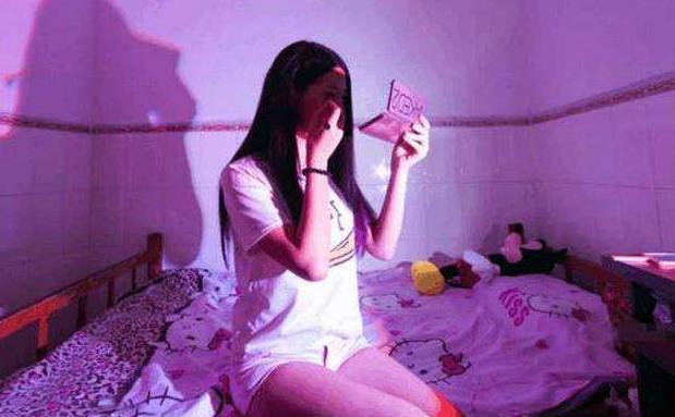 把房租给“仙女”，出差后对方却失联了，开门发现遍地是私密用品