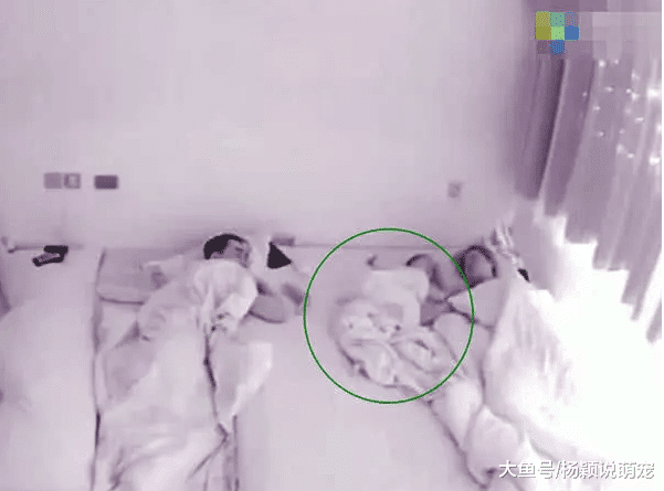 1岁多宝宝半夜自己起来喝奶，怕惊醒爸妈，喝完奶又哄自己睡觉