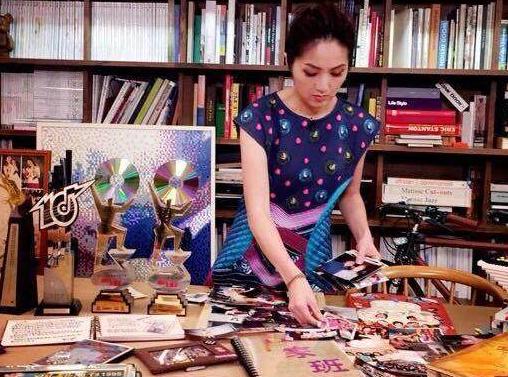 晒晒杨千嬅在香港的家，专门腾个房间来放奖杯，真不愧是“歌后”