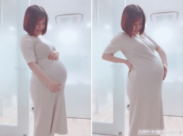 苍井空晒8月大孕肚，怀着双胞胎肚子非常大，拍照姿势十分大胆