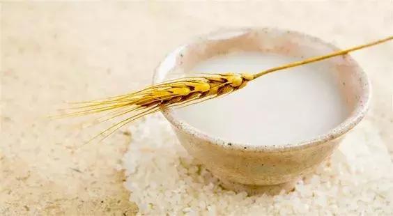 老公往花盆倒了点酒，叶子立马变绿，花儿都长疯了！