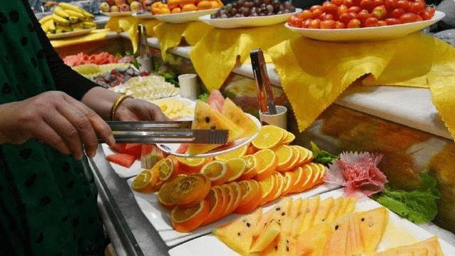 男子吃自助餐被罚2400元，淡定交罚款离开，老板才知道出大事了！