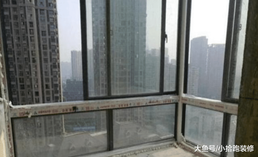 窗户玻璃是单层的，师傅建议拆掉重做，而业主笑称不需要拆