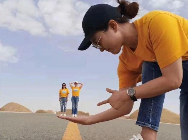 青海旅游再次升温，高速公路上的美景虽然很狂野，可千万别模仿哦