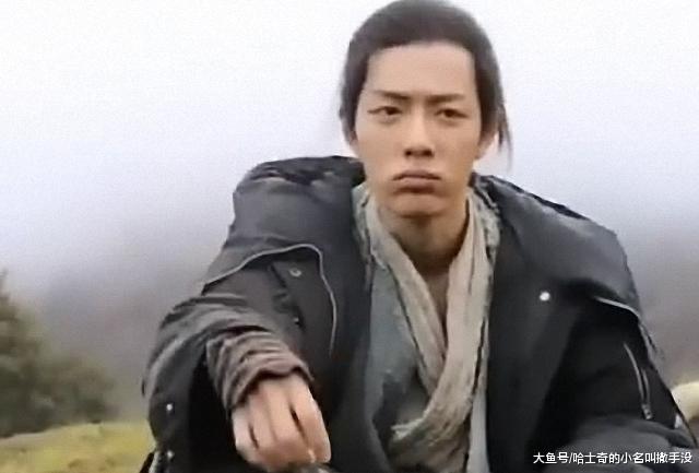 肖战《诛仙》撸狗花絮，肖战居然被一条黄狗给嫌弃，好委屈啊?