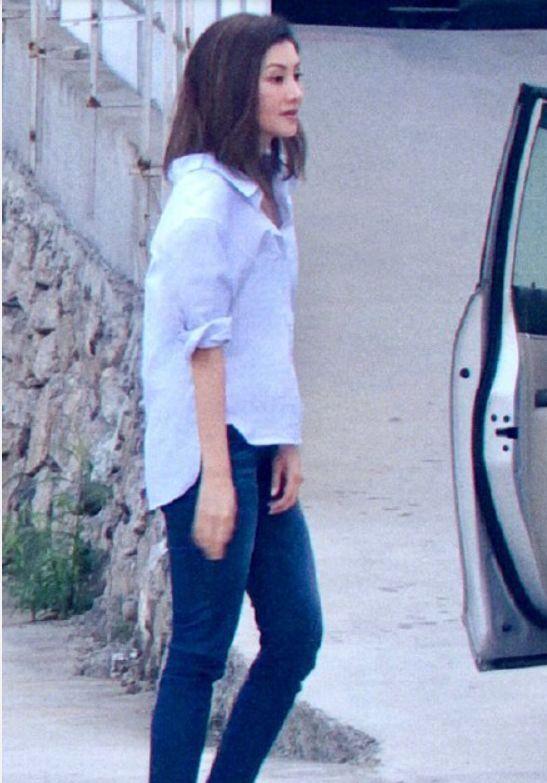 李嘉欣现身横店某片场，或为综艺节目复出