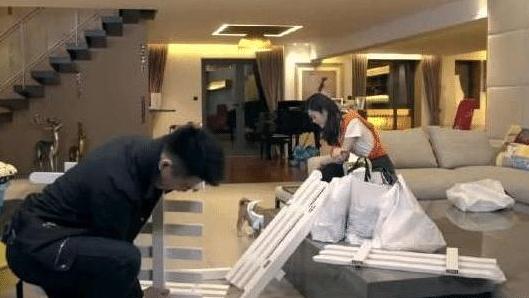 带你参观何猷君的豪宅，客厅里都是家人照片，看来跟爸爸关系很好