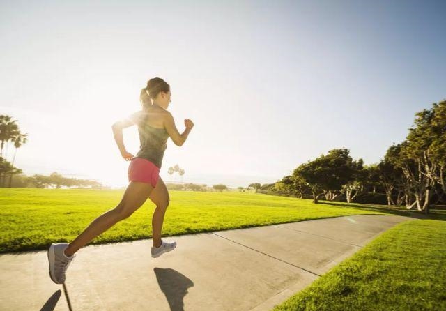 中国最悲哀的“跑鞋之王”，国内三折都无人问津，国外却抢破头