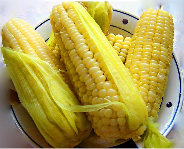 煮玉米别傻傻的用清水，加点小苏打，香甜软糯吃不够