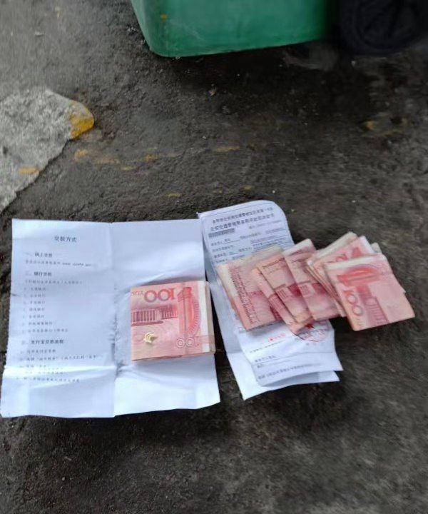 有钱任性！浙江男子拿8300元现金垫车轮，车开走了，钱忘了……