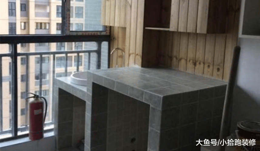 阳台柜这样处理，效果非常好，可看到墙面，朋友直说很担心