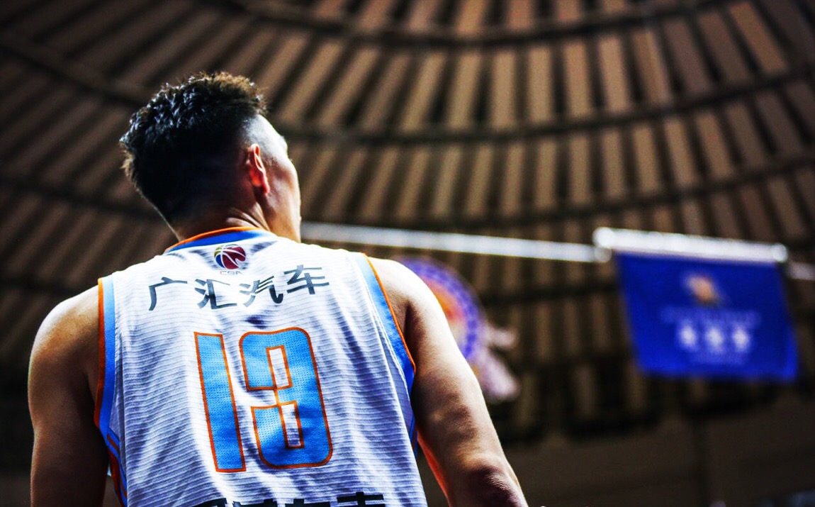 关于篮球的那些事——铁血汉子，新疆男篮的队长就是这么刚