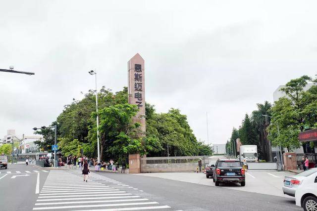 石岩是深圳房租最便宜的地方之一，电梯房二室一厅才900块