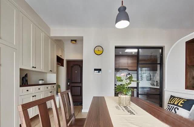 家用餐厅收纳柜设计，白色与原木色的组合就很不错！