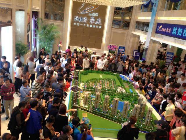 由于买房的人太多，专家预测至少在两三年内，看不到拐点