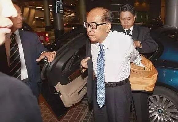 ＂李嘉诚的车到底有多贵？10辆迈巴赫都换不到，光玻璃就6厘米厚＂＂