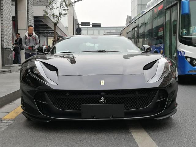 杭城首辆812，车主停特斯拉店门口，保安忍不住了