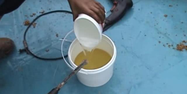 将鹅卵石打碎，搅拌均匀铺地上，比普通水泥地面寿命还要长20年！