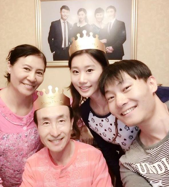 带你参观巩汉林的家，日常饭菜还有海参，一个月伙食都花不少钱